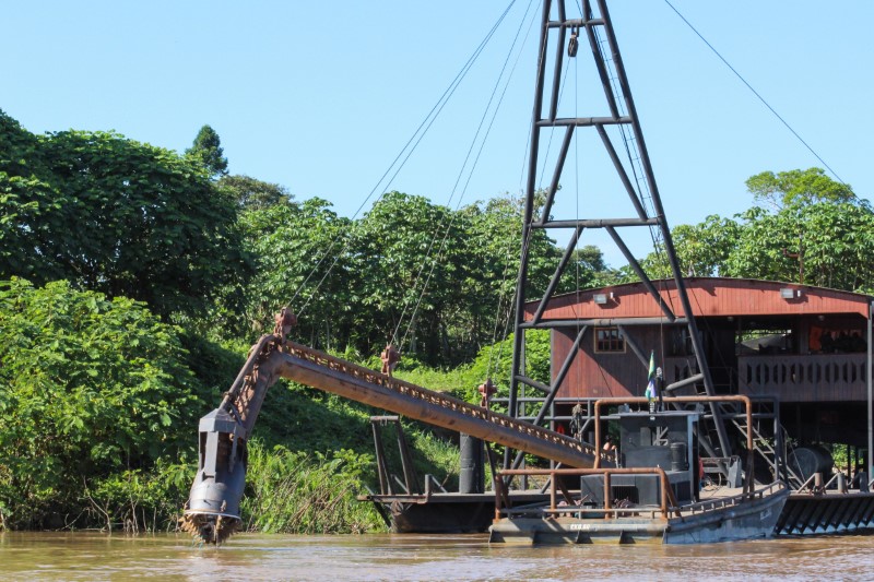 © Reuters. Barco de mineradores no rio Madeira, em Rondônia
