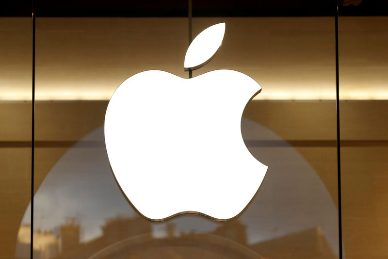 © Reuters. FILE PHOTO: The Apple logo is seen on the facade of the new Apple Store in Paris