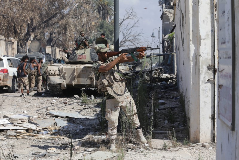 © Reuters. قتال شرس في بنغازي رغم إعلان حفتر الانتصار