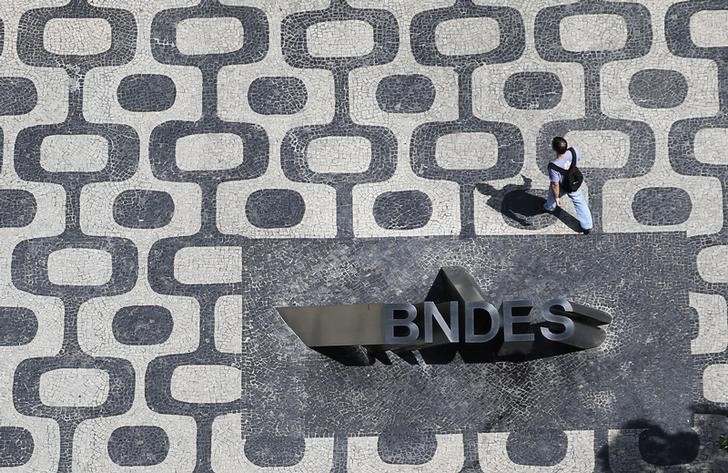 © Reuters. Homem caminha em frente a sede do BNDES no Rio de Janeiro