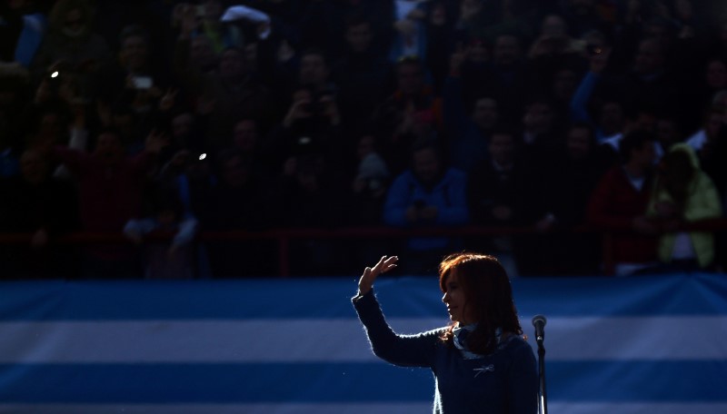 © Reuters. Former Argentine President Fernandez de Kirchner waves during a rally in Buenos Aires