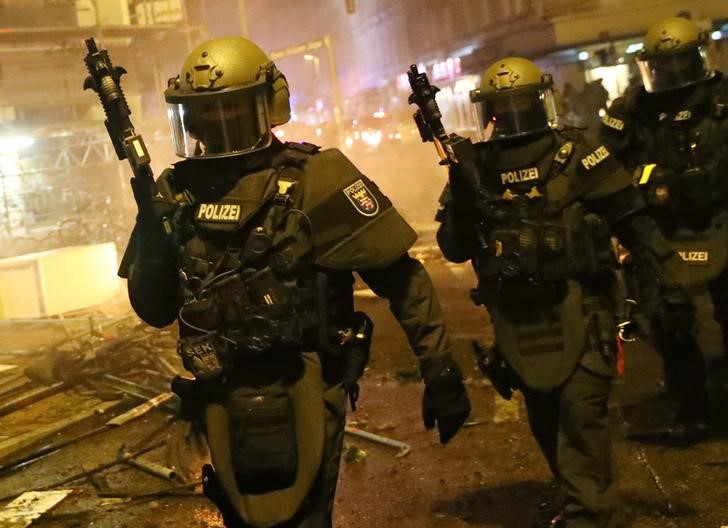 © Reuters. German special police forces walk through the Schanze district following clashes with anti G20-protesters in Hamburg