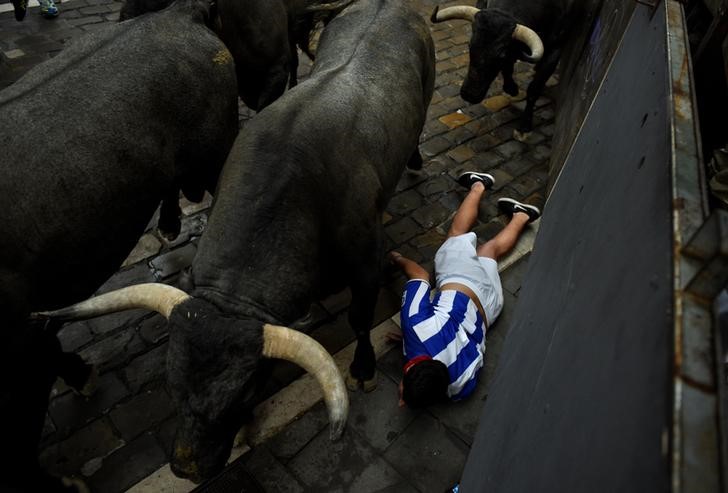 © Reuters. إصابة شخصين في اليوم الثاني من مهرجان للثيران بإسبانيا