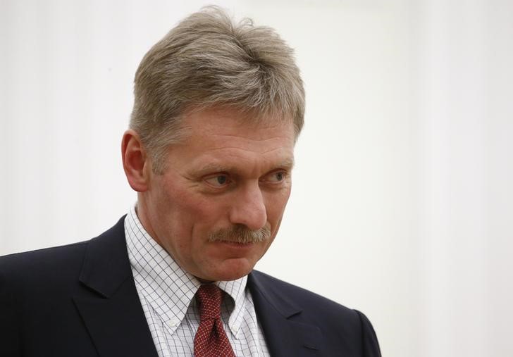 © Reuters. Kremlin spokesman Peskov attends a meeting of Russian President Putin with CEO of Royal Dutch Shell van Beurden in Moscow