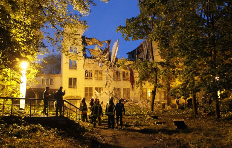 © Reuters. A general view shows a damaged building of a local university following an explosion in Donetsk