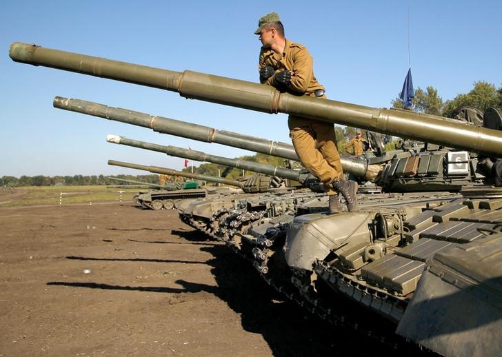 © Reuters. Crew members stand on T-72 tanks during Tank Biathlon competition between crews of self-proclaimed Donetsk and Luhansk People's Republics forces outside the town of Torez in Donetsk region