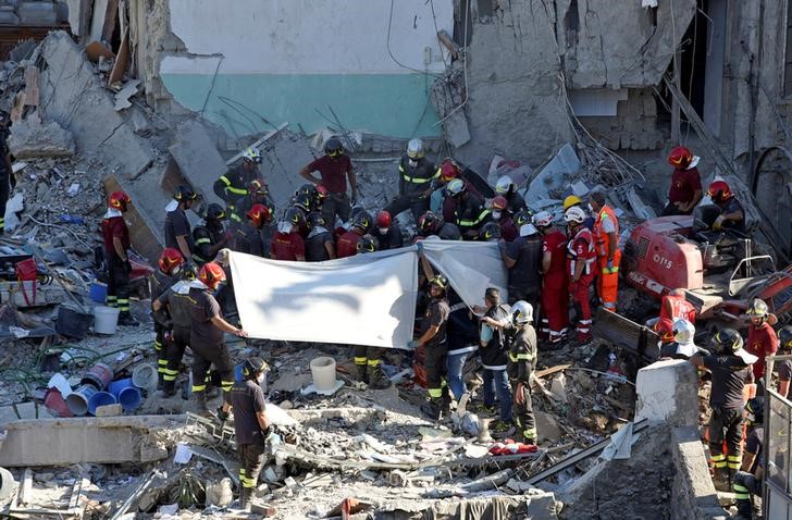 © Reuters. العثور على 8 جثث تحت أنقاض عقار منهار في إيطاليا