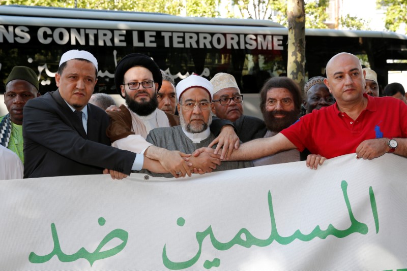 © Reuters. French-Jewish writer Marek Halter and Imam Hassen Chalghoumi march against terrorism in Paris