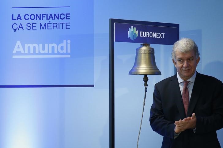© Reuters. Amundi CEO Yves Perrier rings the bell during a ceremony for the debuts of Europe's top asset manager on Euronext Paris stock market at La Defense business and financial district in Courbevoie near Paris