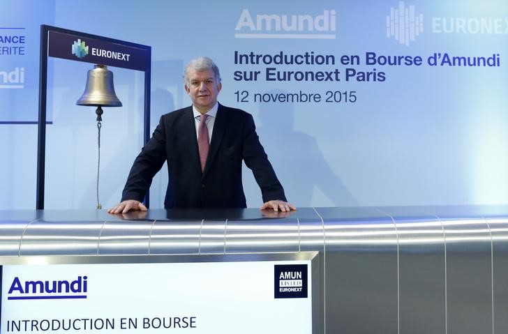 © Reuters. Amundi CEO Yves Perrier poses during a ceremony for the debuts of Europe's top asset manager on Euronext Paris stock market at La Defense business and financial district in Courbevoie