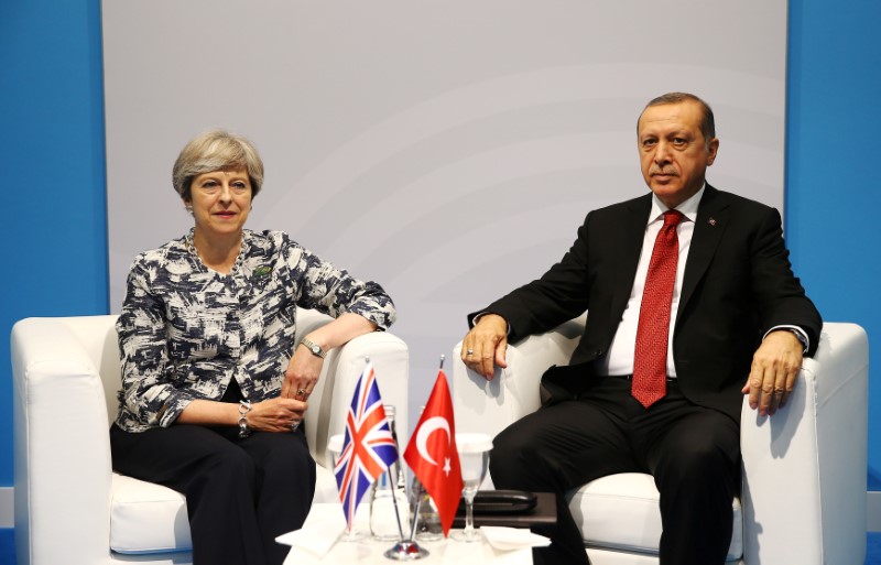 © Reuters. Turkish President Erdogan meets with Britain's Prime Minister May at the G-20 summit in Hamburg