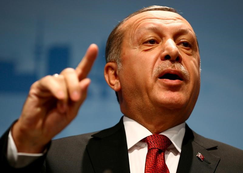 © Reuters. إردوغان: تركيا سترد على أي تهديدات على حدودها