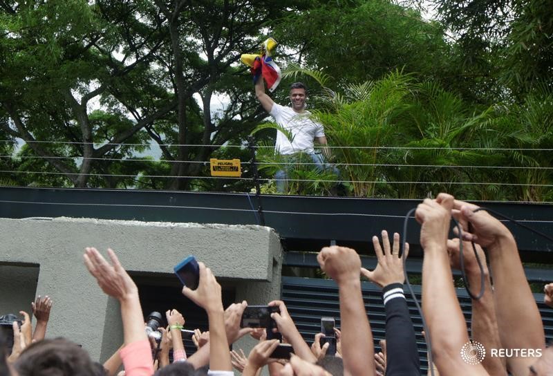 © Reuters. إطلاق سراح زعيم المعارضة في فنزويلا ووضعه قيد الإقامة الجبرية