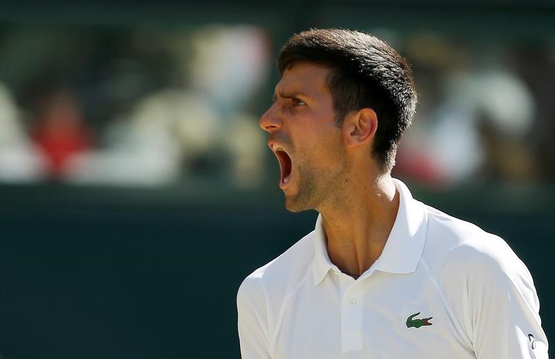 © Reuters. El serbio Novak Djokovic celebra durante su partido de tercera ronda contra el letón Ernests Gulbis