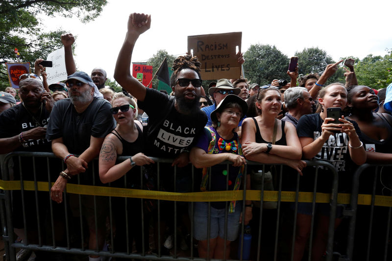 © Reuters. Counter-protesters shout at members of the Ku Klux Klan, who are rallying in opposition to city proposals to remove or make changes to Confederate monuments, in Charlottesville, Virginia, U.S.