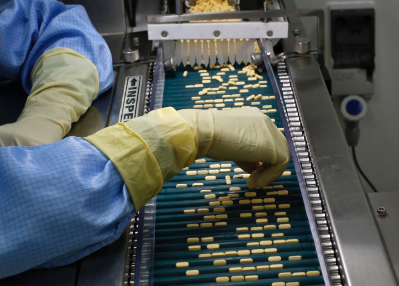 © Reuters. An employee inspects tablets as they move along the production line at a pharmaceutical plant of Lupin, India's No. 2 drugmaker, in Verna