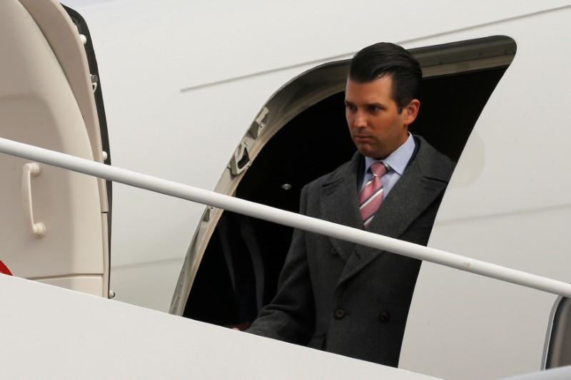 © Reuters. Trump's son arrives ahead of the inauguration with his father aboard a U.S. Air Force jet at Joint Base Andrews, Maryland