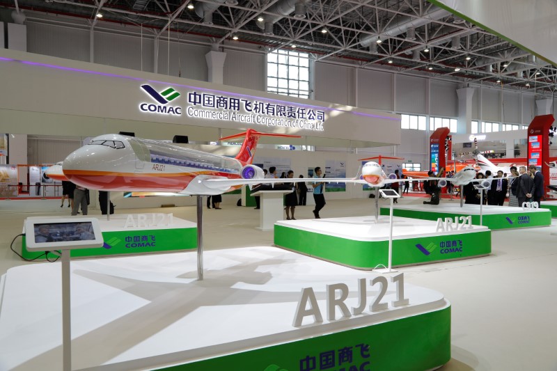 © Reuters. File photo: Models of an ARJ-21 jet is presented by COMAC at an air show, the China International Aviation and Aerospace Exhibition, in Zhuha