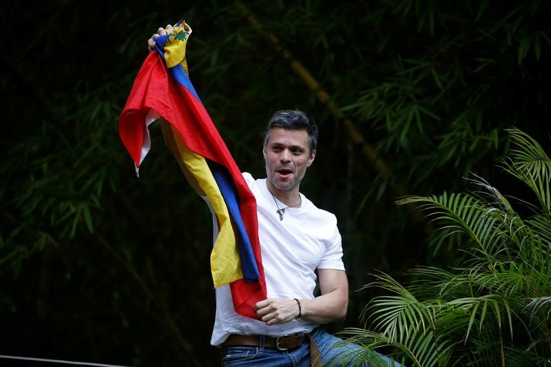 © Reuters. El líder opositor venezolano Leopoldo López, al que le concedieron arresto domiciliario después de más de tres años en la cárcel, saluda a sus seguidores