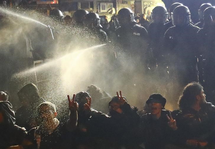 © Reuters. Police using tear gas against people in Hamburg