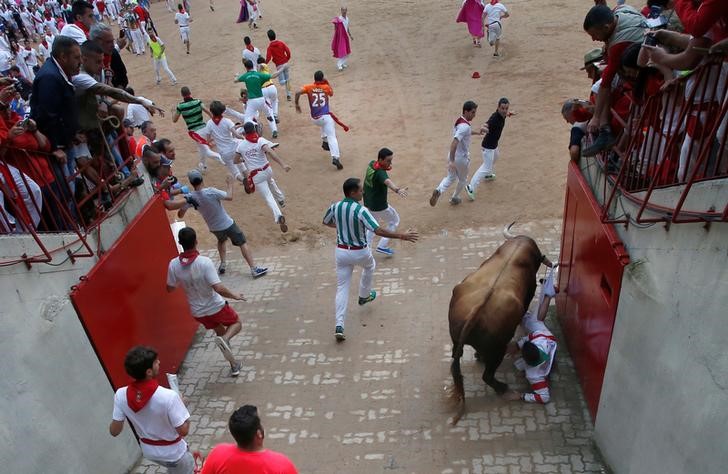 © Reuters. أربعة مصابين في ثالث أيام مهرجان للثيران في إسبانيا