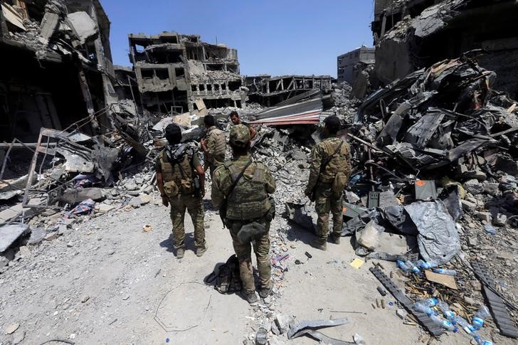 © Reuters. Members of the Emergency Response Division are seen in the Old City of Mosul