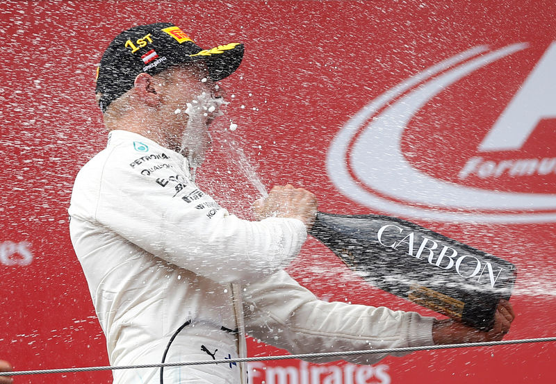 © Reuters. Bottas se impone a Vettel y gana el Gran Premio de Austria para Mercedes