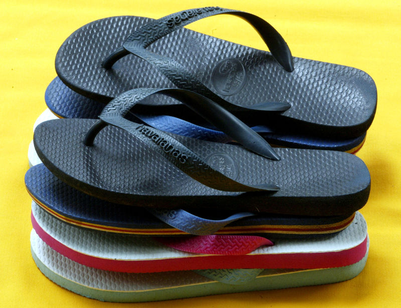 © Reuters. FILE PHOTO: Pairs of Brazilian popular Havaianas brand sandals are displayed in Sao Paulo