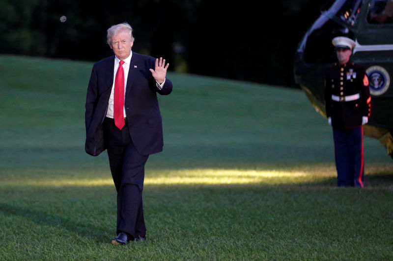 © Reuters. President Donald Trump waves as walks on the South Lawn