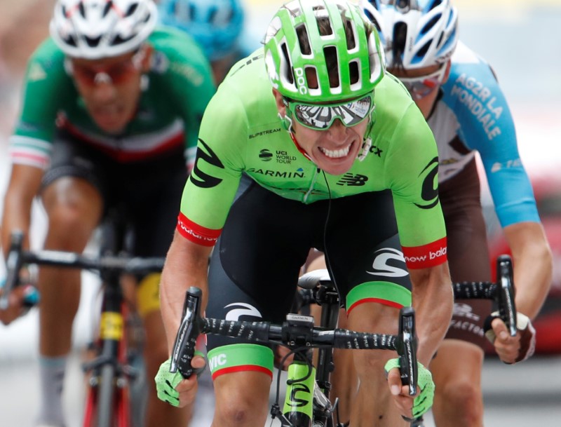 © Reuters. El ciclista colombiano Rigoberto Uran del equipo Cannondale-Drapac gana la etapa.