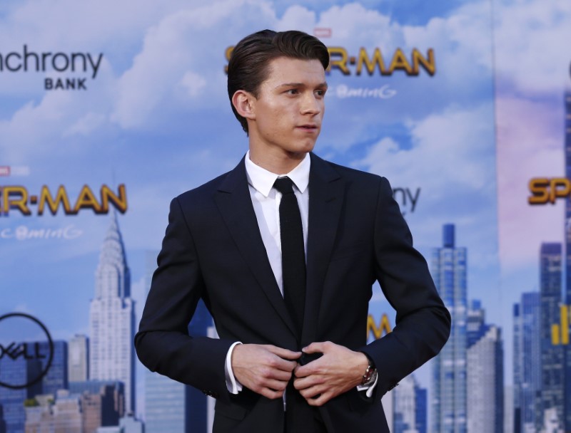 © Reuters. El actor Tom Holland llega al estreno mundial de “Spider-Man: Homecoming”  en Los Angeles