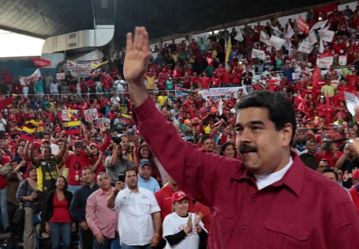 © Reuters. El presidente de Venezuela, Nicolás Maduro, saluda durante un mitin a favor del Gobierno con trabajadores de la petrolera estatal PDVSA, en Barcelona