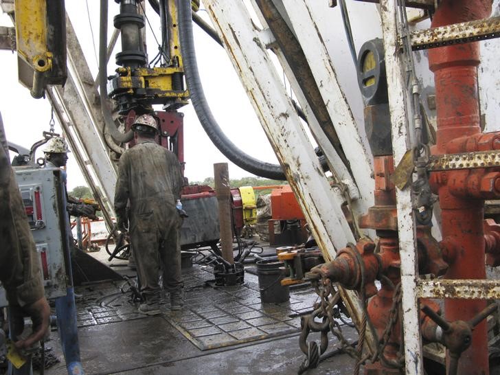 © Reuters. Workers hired by U.S. oil and gas company Apache Corp drill horizontal well in the Wolfcamp Shale in west Texas’ Permian Basin near the town of Mertzon