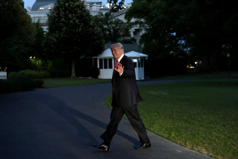 © Reuters. President Donald Trump waves as walks on the South Lawn