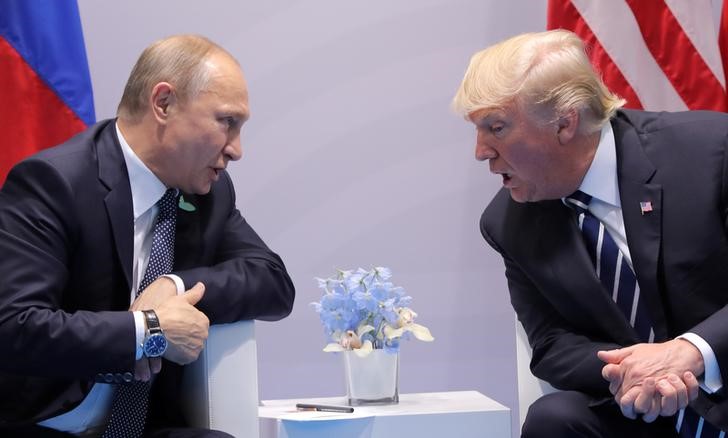 © Reuters. El presidente de Estados Unidos, Donald Trump, habla con su par ruso, Vladimir Putin, durante su reunión en la cumbre del G-20 en Hamburgo, Alemania