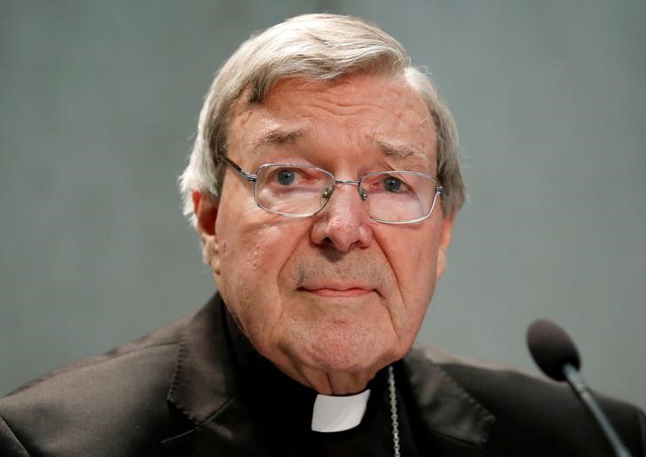 © Reuters. El cardenal Pell llega a Australia para testificar por delitos sexuales