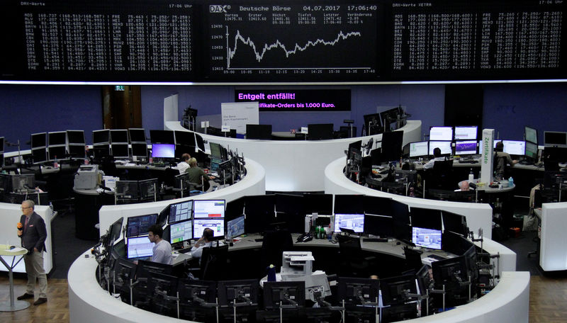 © Reuters. Traders work in front of the German share price index, DAX board, at the stock exchange in Frankfurt