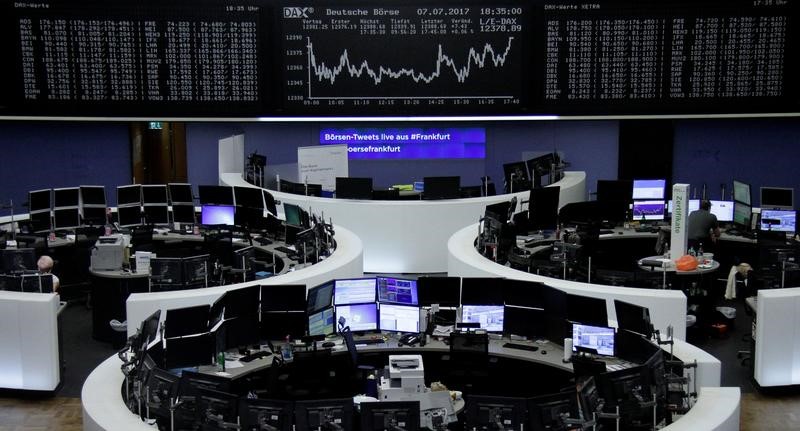 © Reuters. Traders work in front of the German share price index, DAX board, at the stock exchange in Frankfurt