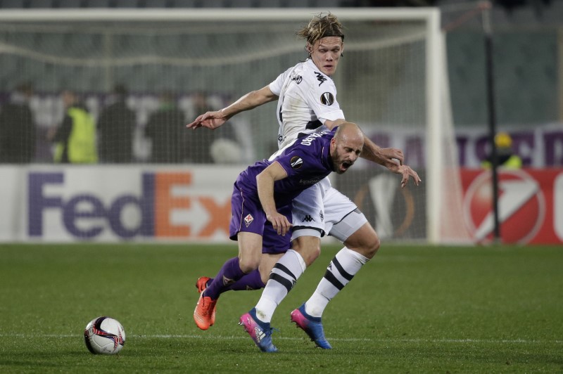 © Reuters. Fiorentina's Borja Valero in action with Borussia Monchengladbach's Jannik Vestergaard