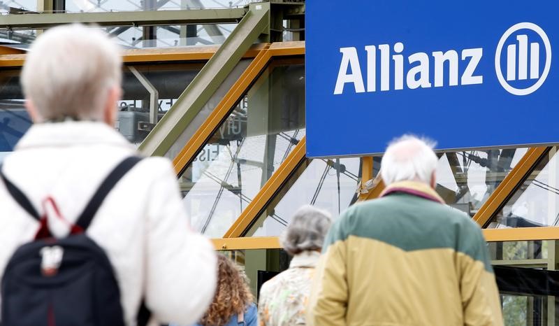 © Reuters. People arrive for the annual shareholders' meeting of Europe's biggest insurer Allianz SE, in Munich