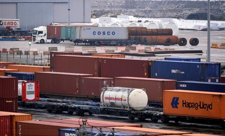 © Reuters. Контейнер COSCO на терминале Noatum под Бильбао