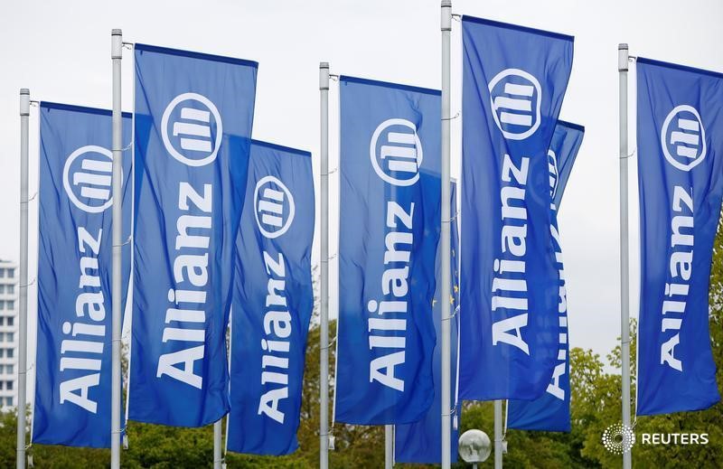 © Reuters. ernFlags with the logo of Allianz SE, Europe's biggest insurer, are pictured before the company's annual shareholders' meeting in Munich