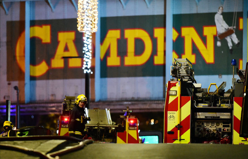 © Reuters. Bombeiro trabalha para apagar fogo em mercado de Camden em Londres