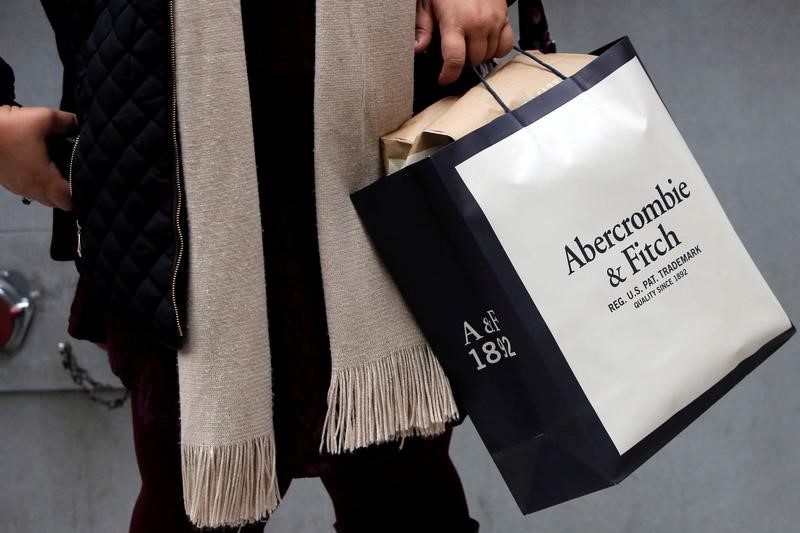 © Reuters. A person carries a bag from the Abercrombie & Fitch store on Fifth Avenue in Manhattan, New York City, U.S.