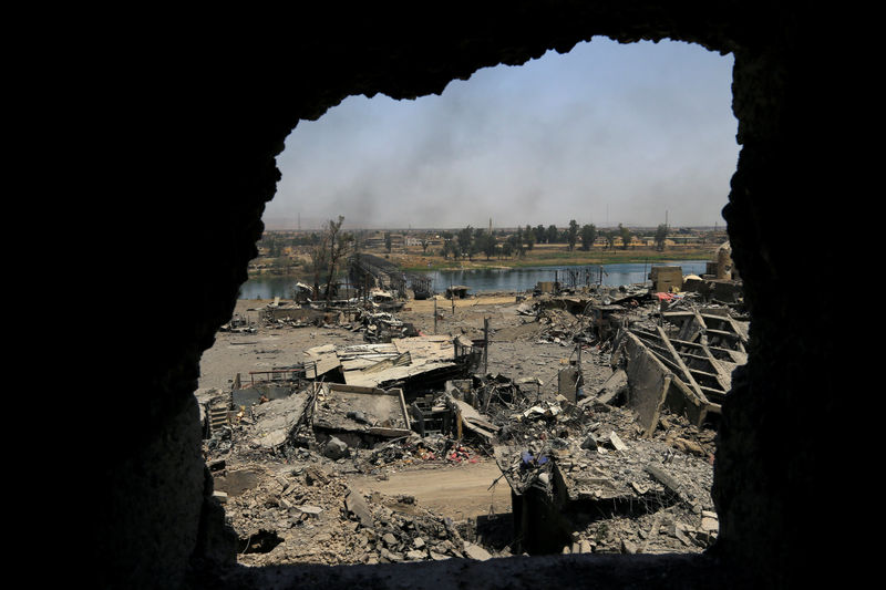 © Reuters. An old bridge destroyed by clashes is seen in the Old City of Mosul