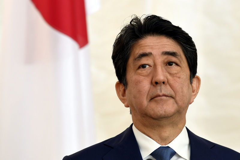 © Reuters. Primeiro-ministro do Japão, Shinzo Abe, durante visita na Finlândia