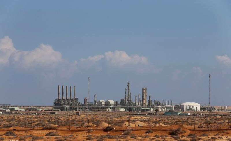 © Reuters. Завод в порту Рас-Лануф в Ливии
