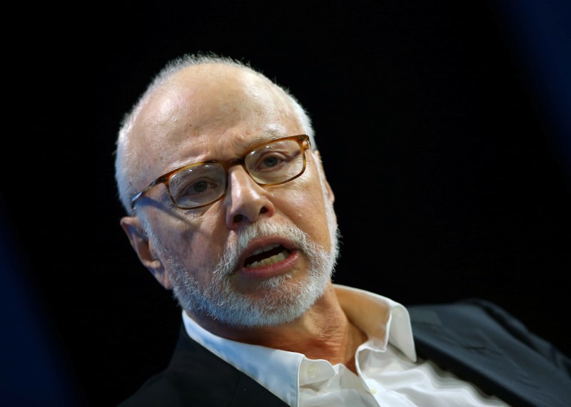 © Reuters. Paul Singer, founder and president of Elliott Management Corporation, speaks at WSJD Live conference in Laguna Beach