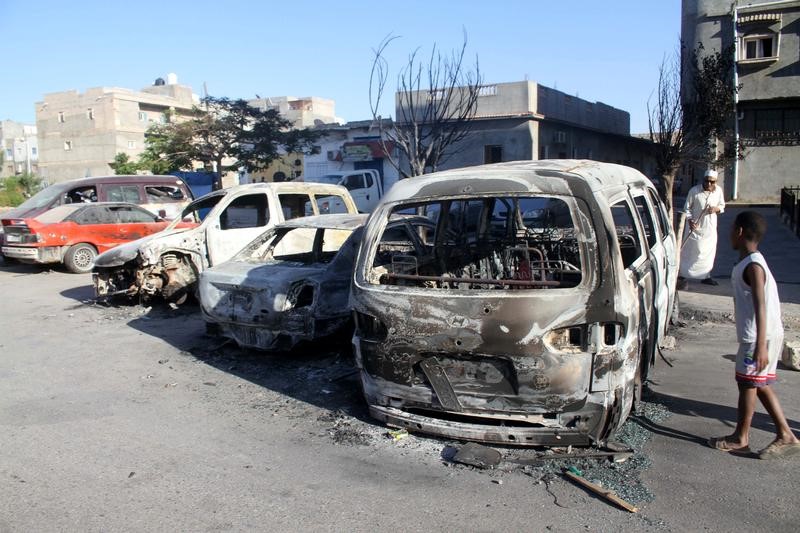 © Reuters. مسؤول ليبي: استمرار الاشتباكات بين فصائل متنافسة شرقي طرابلس