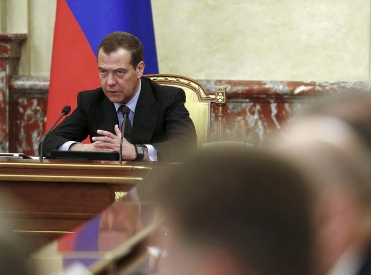 © Reuters. Russian Prime Minister Medvedev chairs a meeting with members of the government in Moscow